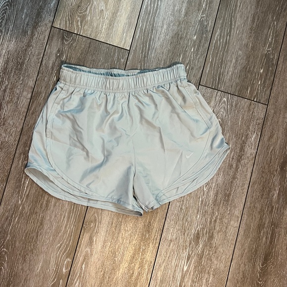 Nike Wolf Grey Women's Tempo Dry Core 3'' Running Shorts - Picture 1 of 3